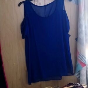 Woman's silky medium top unsure of brand name